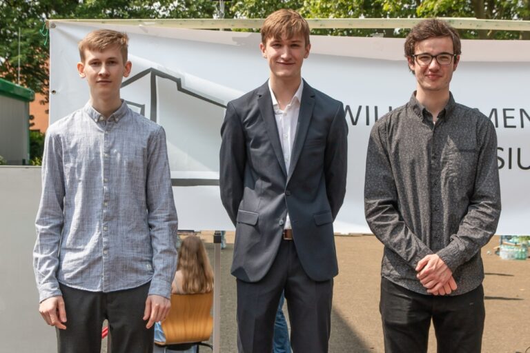 REO AG Awards REO Physikus Prize to Three Graduates of Schwertstraße Gymnasium